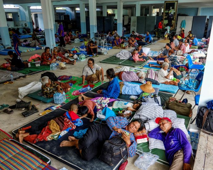 thailand-cambodian-clashes-force-100,000-into-shelters-on-thai-border