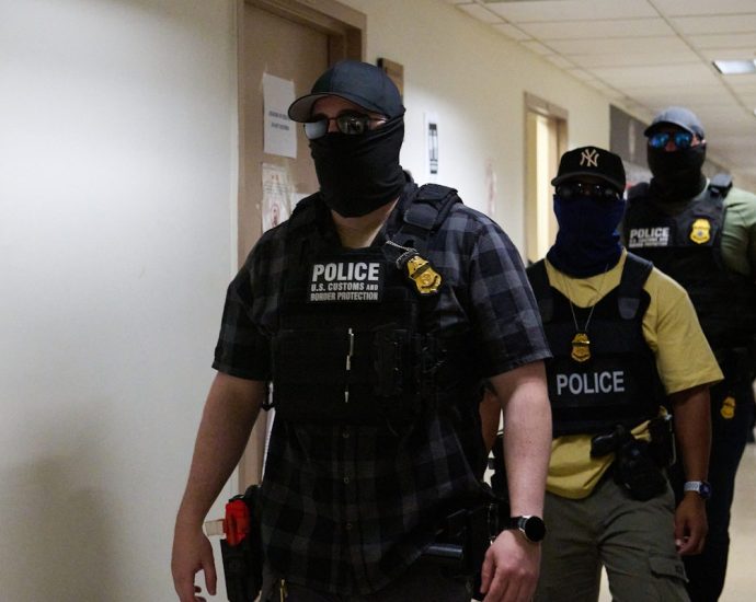 immigration-agents-laugh-at-us.-citizen-as-he-records-his-own-arrest