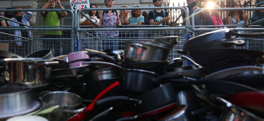 hundreds-bang-pots,-pans-in-london-in-gaza-hunger-crisis-protest