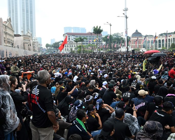 malaysians-protest-rising-living-costs,-demand-pm-anwar-ibrahim-step-down