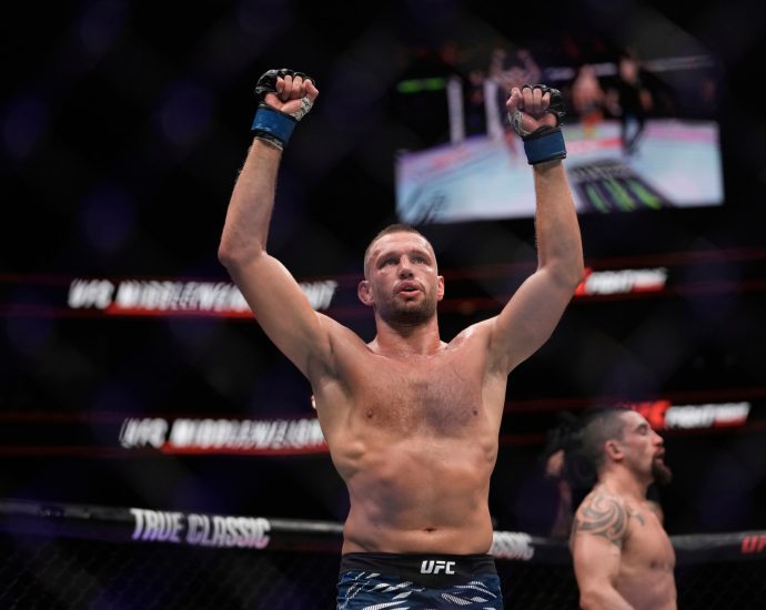 de-ridder-beats-whittaker-in-middleweight-fight-at-ufc-abu-dhabi