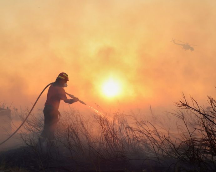 athens-suburb-residents-told-to-evacuate-as-wildfires-in-greece-spread