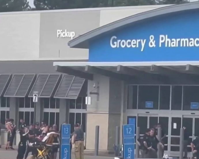 multiple-people-injured-in-stabbing-at-michigan-walmart,-police-say