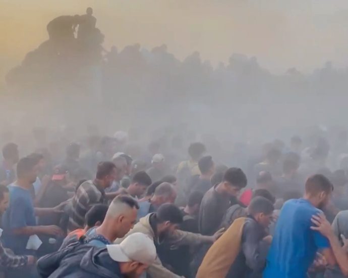 chaotic-scenes-as-desperately-hungry-palestinians-scramble-for-aid-in-gaza