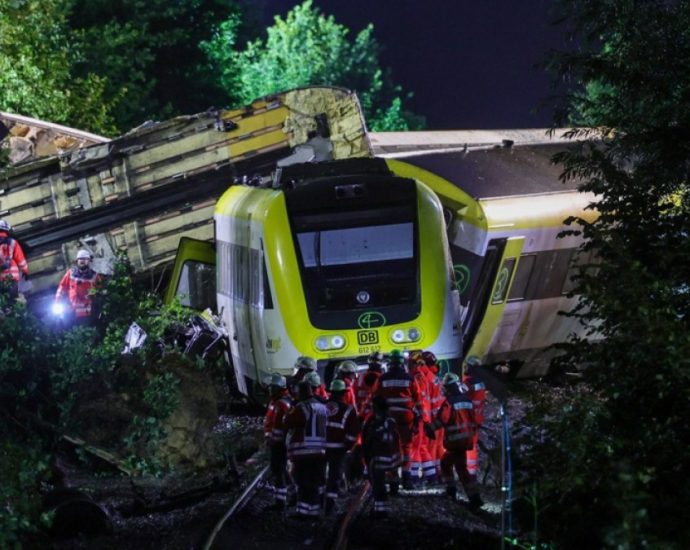passenger-train-derails-in-germany,-killing-three-and-injuring-dozens