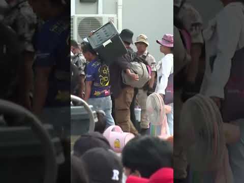 cambodians-cross-thai-border-to-return-home-as-clashes-continue