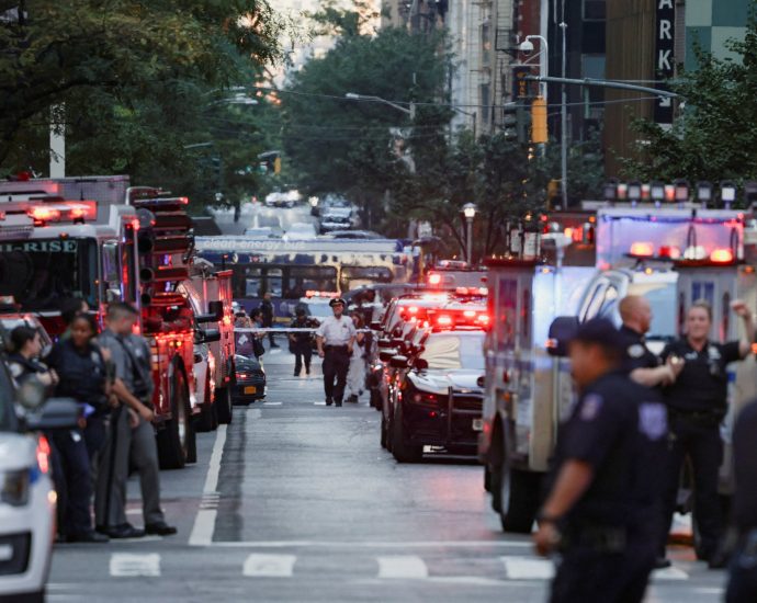 four-killed-in-new-york-shooting,-including-police-officer,-suspect:-report