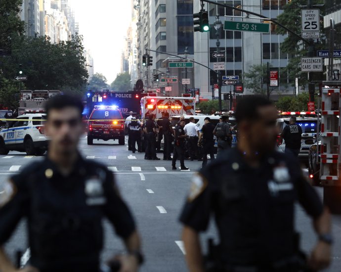 2-dead-after-shooting-at-manhattan-office-building-that-houses-nfl,-blackstone
