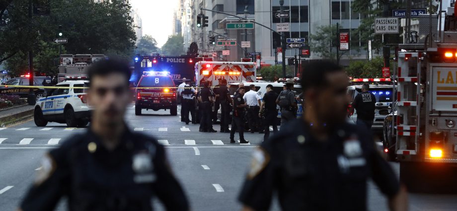 2-dead-after-shooting-at-manhattan-office-building-that-houses-nfl,-blackstone