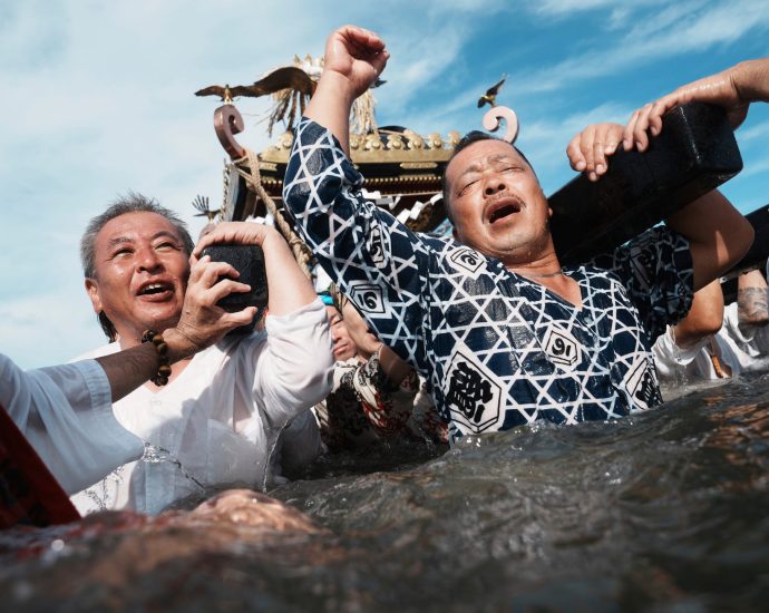 hundreds-pray-for-marine-safety-at-sacred-seaside-festival-near-tokyo