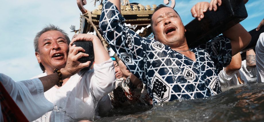 hundreds-pray-for-marine-safety-at-sacred-seaside-festival-near-tokyo