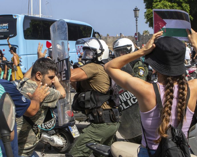 israeli-cruise-ship-protest-sparks-violent-police-clashes-on-greek-island