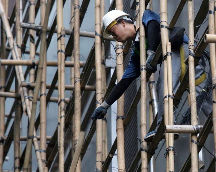 hong-kong’s-traditional-bamboo-scaffolding-faces-gradual-phase-out