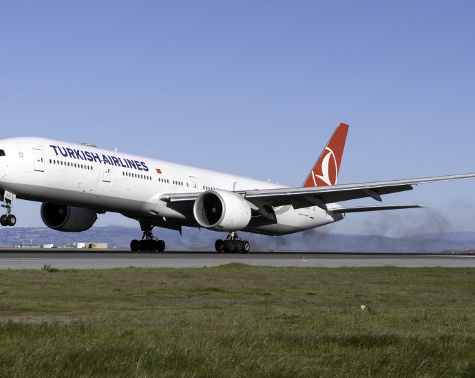 turkish-airlines-boeing-777-evacuated-due-to-landing-gear-smoke
