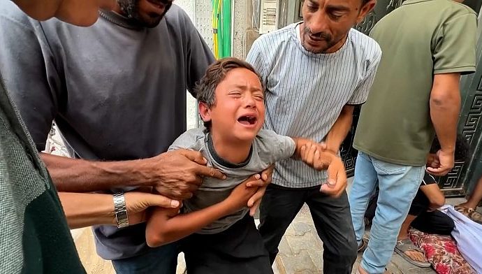 grieving-gaza-boy-cries-for-his-father-killed-near-aid-site