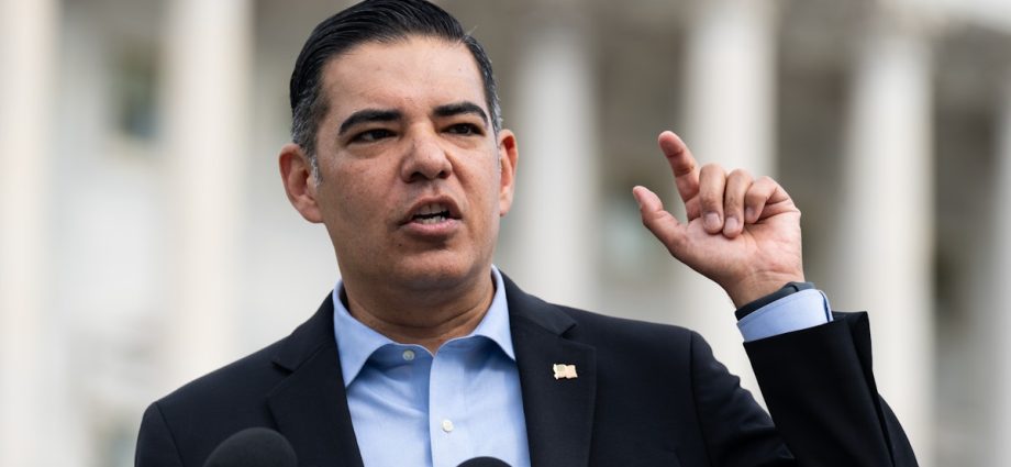 democrats-launch-new-effort-to-force-ice-to-let-them-into-facilities