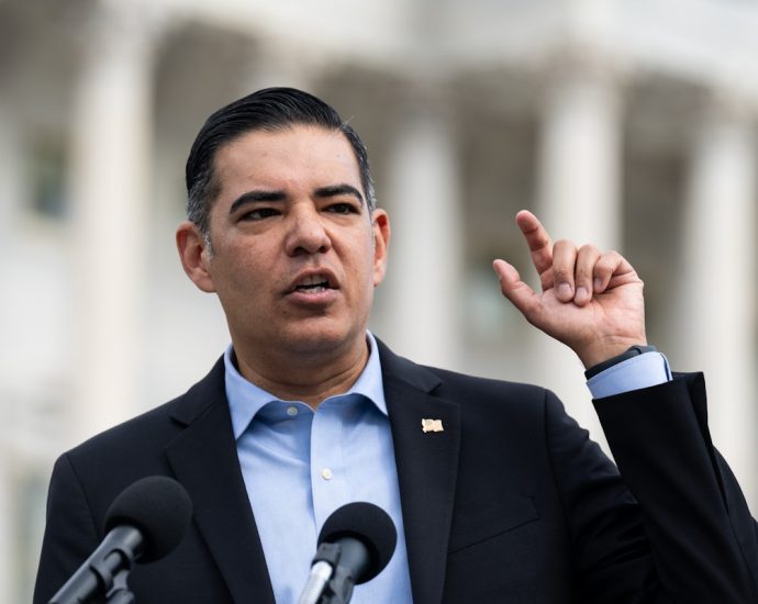 Democrats Launch New Effort to Force ICE to Let Them Into Facilities