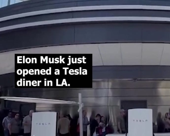 elon-musk’s-tesla-diner-has-tiktokers-sharing-their-expectations-vs-reality