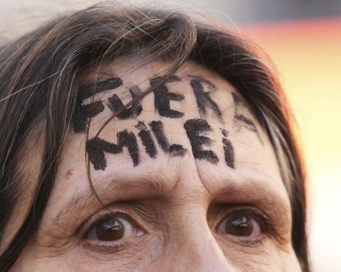 argentine-feminists,-retirees-and-unions-unite-against-milei