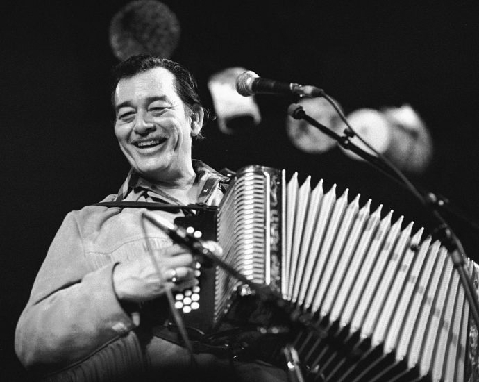flaco-jimenez,-conjunto-music-master-and-six-time-grammy-winner,-dies-at-86