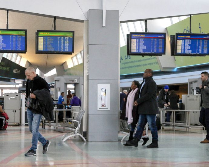 man-charged-with-taking-ny.-airport-cart-on-‘joyride,’-wrecking-moving-walkways