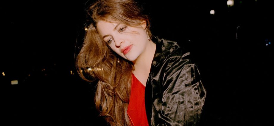 lorde’s-sister-indy-yelich-unveils-‘fame-is-a-bedroom’-an-intimate-ep-on-love-and-queer-identity-(exclusive)