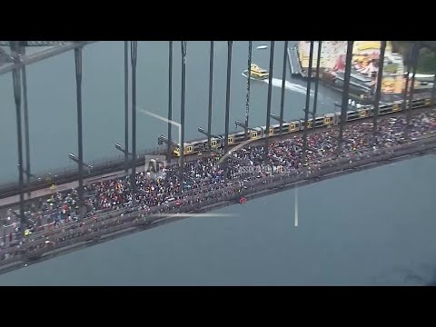 thousands-march-across-sydney-harbour-bridge-in-support-for-palestinians-in-gaza