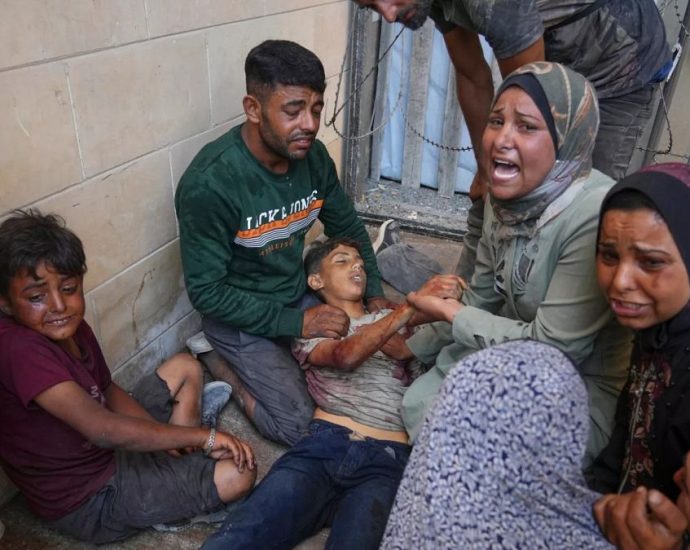 israeli-fire-kills-gaza-aid-seekers-as-us-envoy-meets-with-hostages’-families