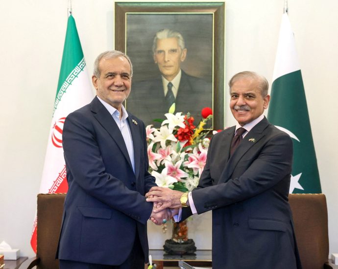 pakistan’s-sharif-hosts-iran’s-pezeshkian,-agrees-to-security,-trade-boost