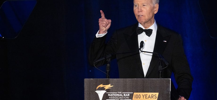 biden-warns-of-“dark-days”-under-the-traitor-in-chicago-speech