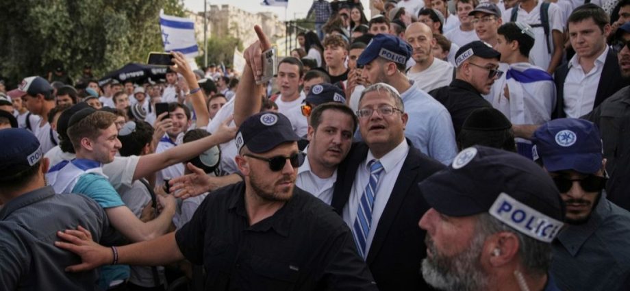 far-right-israeli-minister-itamar-ben-gvir-prays-at-al-aqsa,-violating-decades-old-agreement