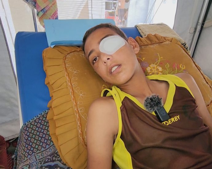 starving-gaza-children-risking-their-lives-to-get-food