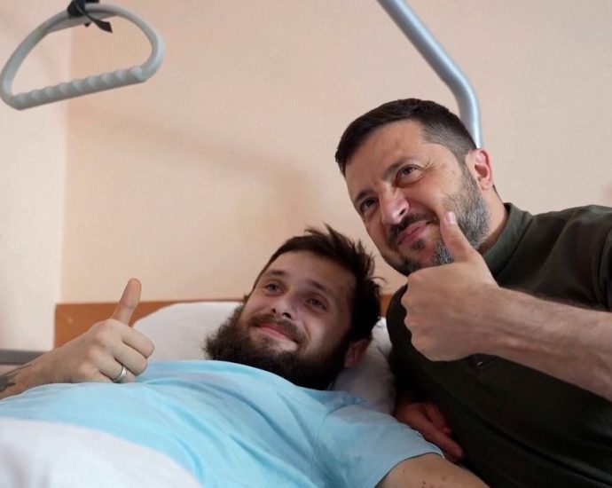 zelenskyy-visits-wounded-soldiers-at-military-hospital-in-kharkiv