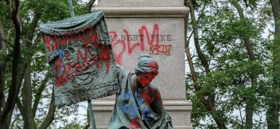 confederate-statue-toppled-in-blm-protests-is-returning-—-thanks-to-traitor-47