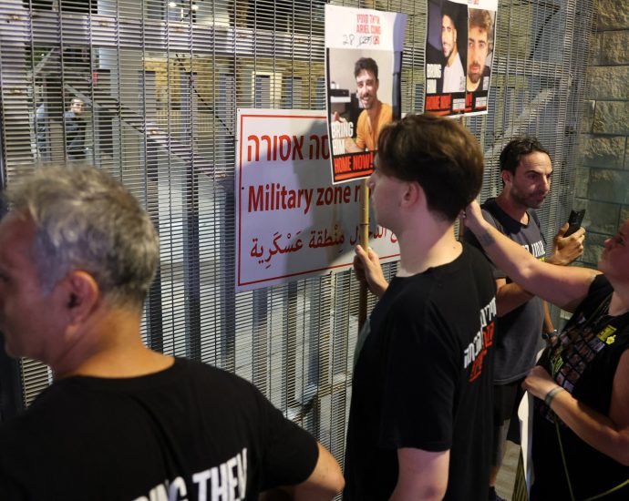 israeli-captive-families-confront-police-outside-army-headquarters