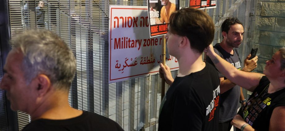 israeli-captive-families-confront-police-outside-army-headquarters