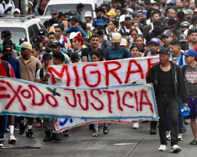 a-migrant-march-in-mexico-continues-despite-scrutiny-of-organiser’s-arrest
