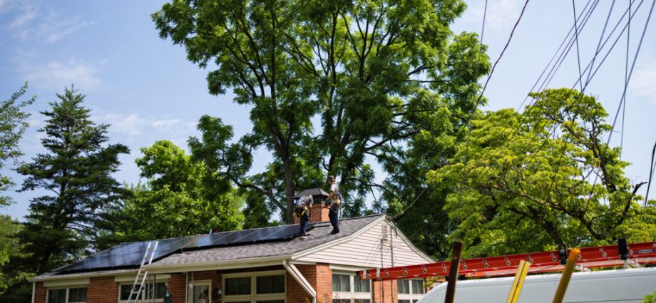 federal-rooftop-solar-grants-are-on-the-chopping-block.-here’s-who-would-get-hurt