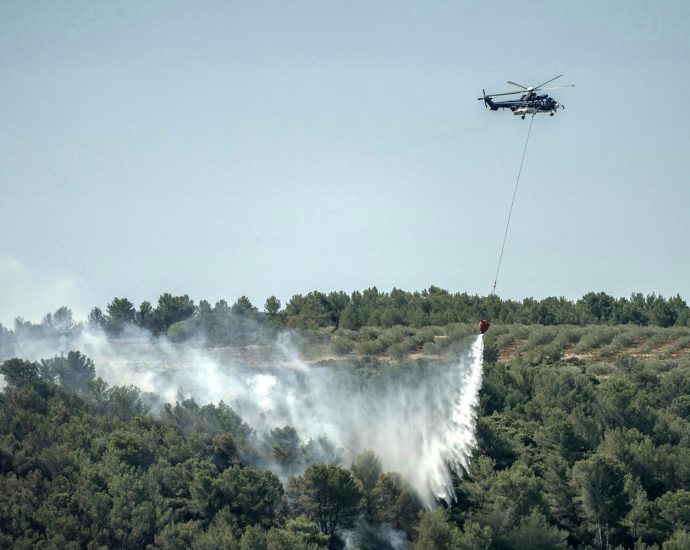 france’s-biggest-wildfire-of-the-summer-has-eclipsed-the-size-of-paris-and-is-still-spreading