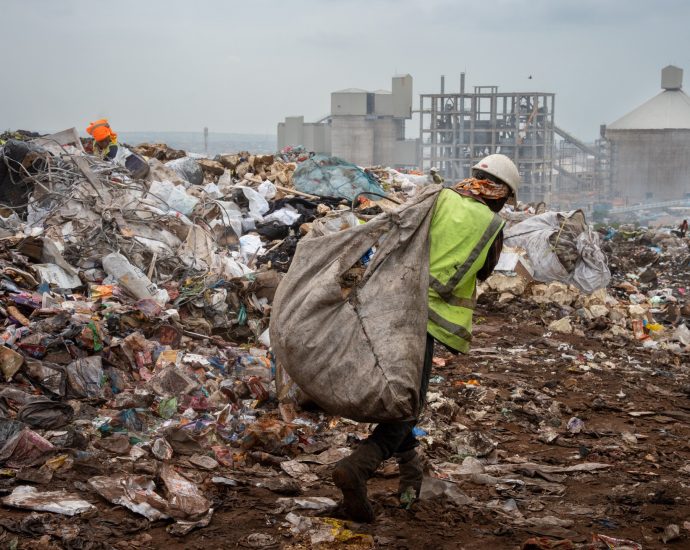 ghana’s-waste-pickers-brave-mountains-of-plastic-–-and-big-industry