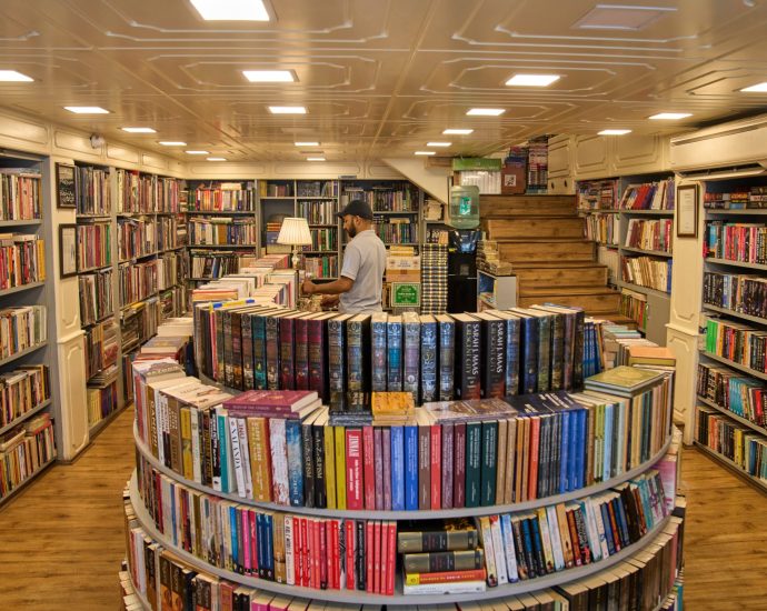police-raid-kashmir-bookshops-after-india-bans-titles-for-‘secessionism’