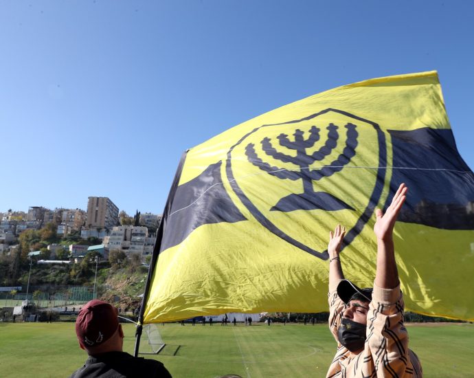 far-right-israeli-football-fans-set-off-pyrotechnics-in-latvia’s-capital