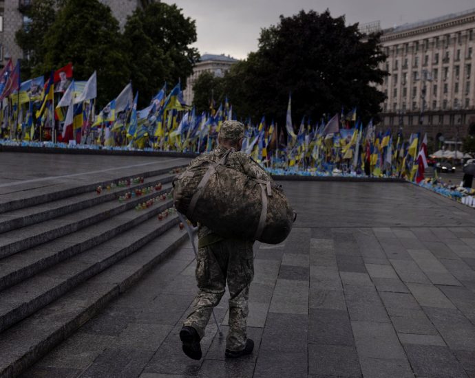 ukraine’s-conscription-crisis:-alleged-abuse-leads-to-protests,-emigration