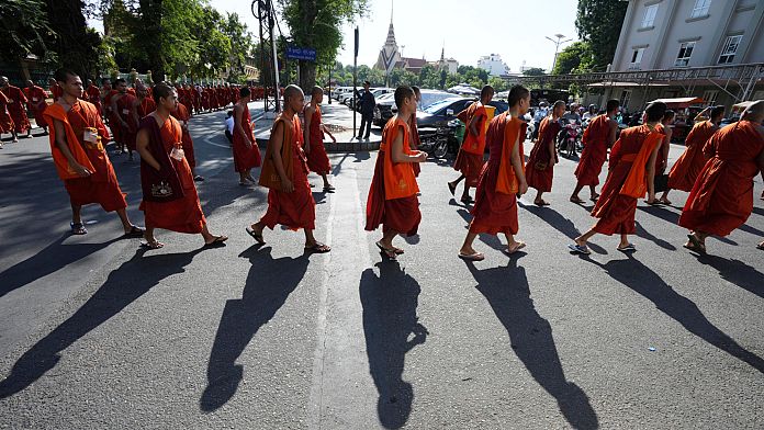 cambodian-monks-honour-soldiers-killed-in-border-clashes-with-thailand