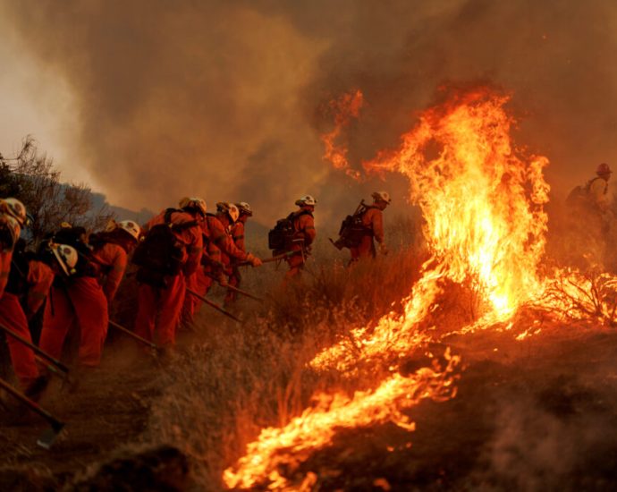 canyon-wildfire-in-los-angeles-forces-thousands-to-evacuate