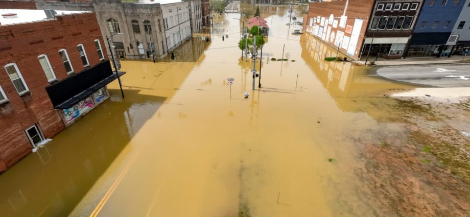 atmospheric-rivers-may-be-diminishing-on-the-west-coast-and-surging-in-the-east,-study-finds