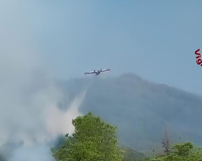 visible-from-space:-vesuvius-fire-has-three-fronts-still-active,-firefighters-continue-battle
