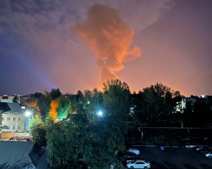 bloomberg:-ukraine-drone-attack-stops-saratov-oil-refinery-powering-russia’s-heartland