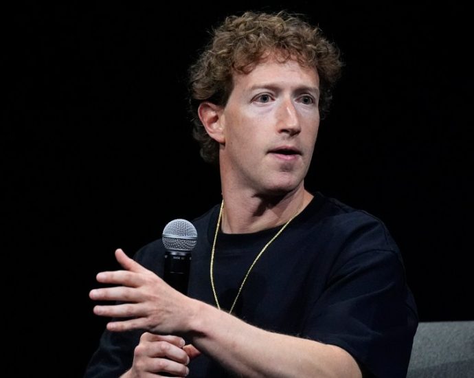 mark-zuckerberg’s-compound-in-palo-alto-draws-ire-from-neighbors