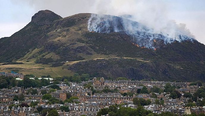 firefighters-battle-large-gorse-bush-fire-overnight-on-famous-edinburgh-hillside